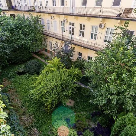 Oasis On The Broadway With Ac * Budapest