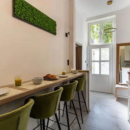 Oasis On The Broadway With Ac